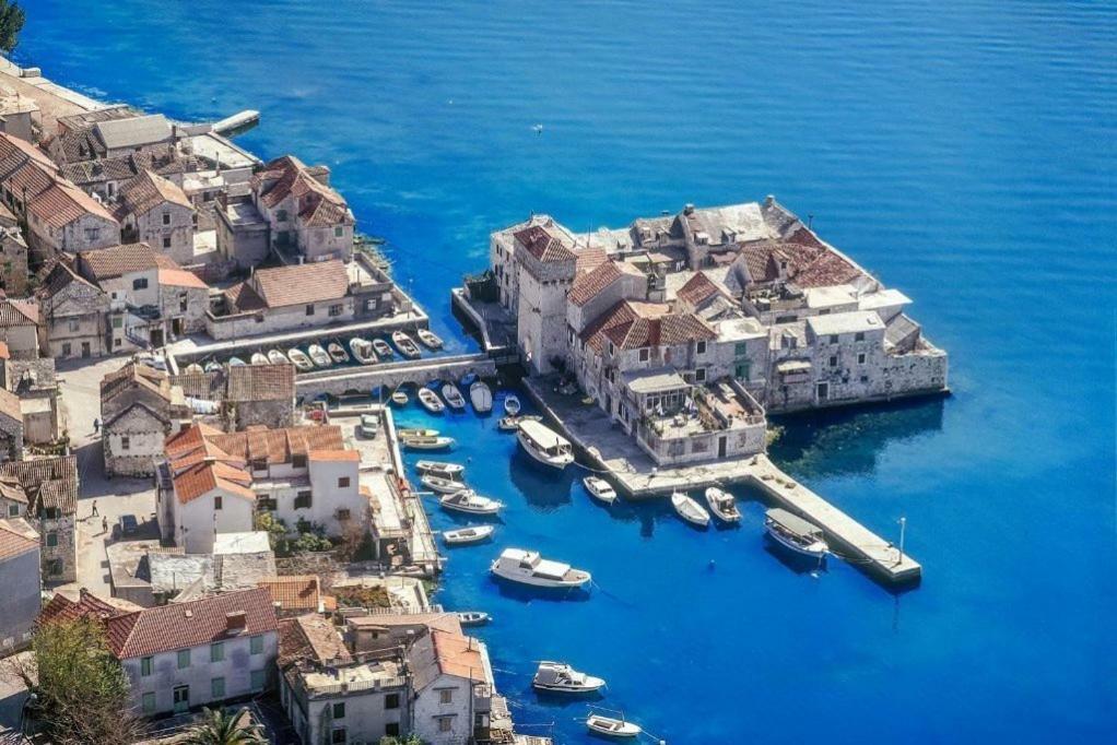 Modern Apartment Near Split & Trogir Kastela Exterior photo
